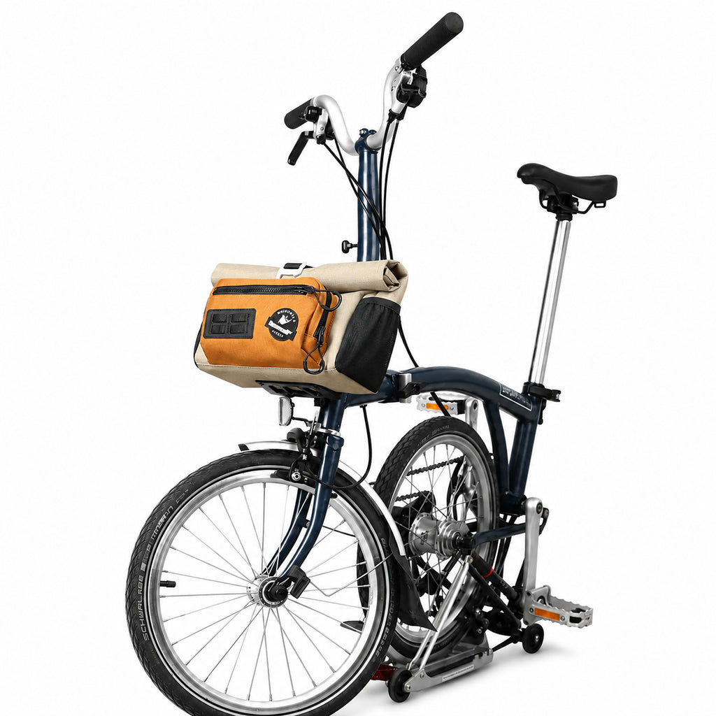 Sacoche de guidon beige et orange montée sur un vélo pliant bleu