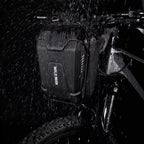 Sacoche de guidon rigide sur un vélo sous la pluie, gouttes visibles sur la coque