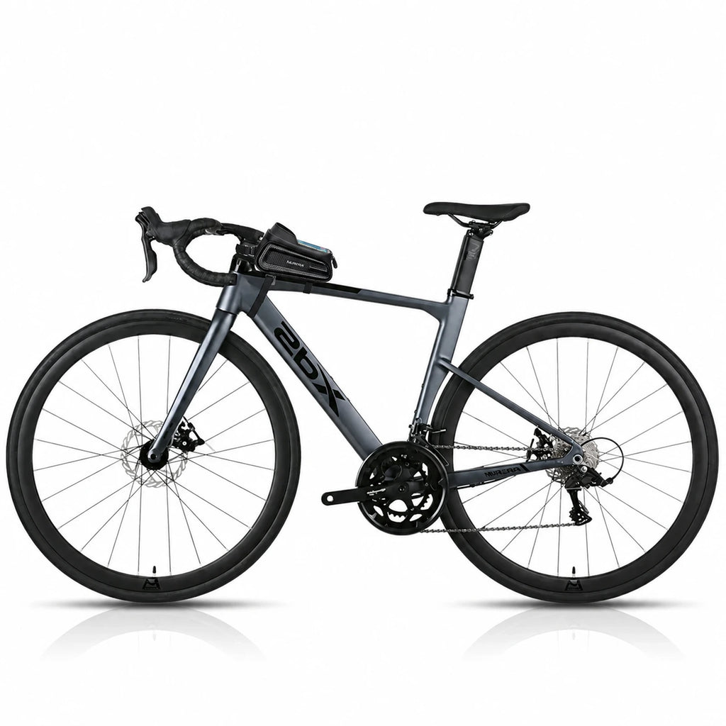 Velo de route gris avec une sacoche de guidon noire compacte fixee sur la potence, vue de cote sur fond blanc