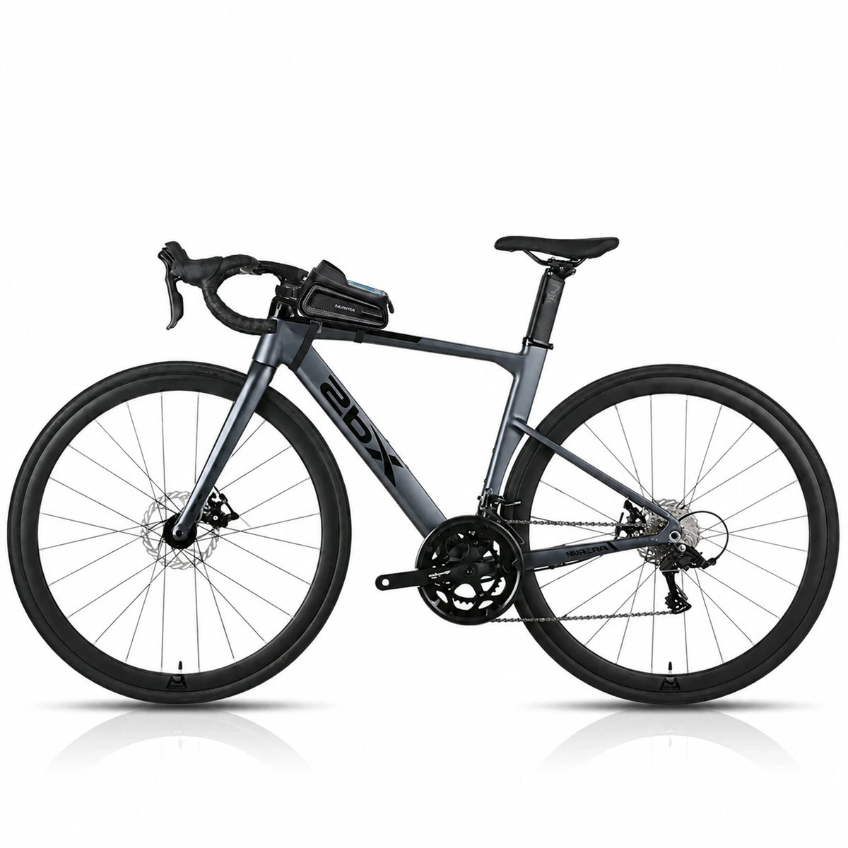 Velo de route gris avec une sacoche de guidon noire compacte fixee sur la potence, vue de cote sur fond blanc