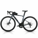 Velo de route gris avec une sacoche de guidon noire compacte fixee sur la potence, vue de cote sur fond blanc