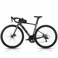Velo de route gris avec une sacoche de guidon noire compacte fixee sur la potence, vue de cote sur fond blanc