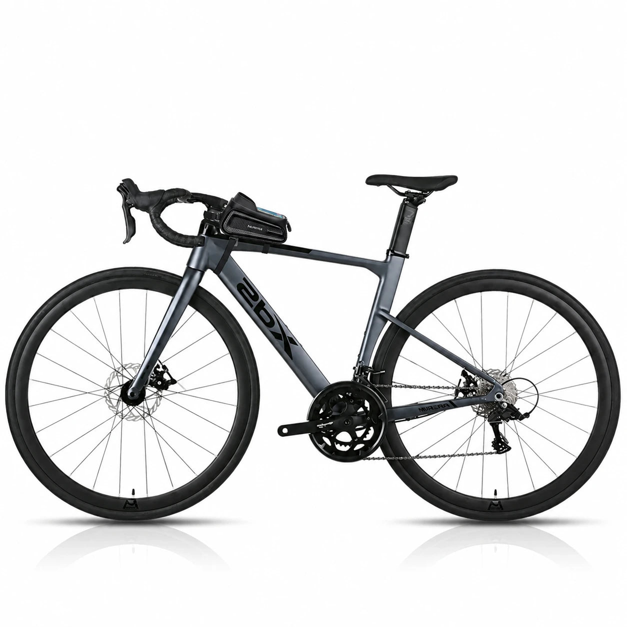 Velo de route gris avec une sacoche de guidon noire compacte fixee sur la potence, vue de cote sur fond blanc