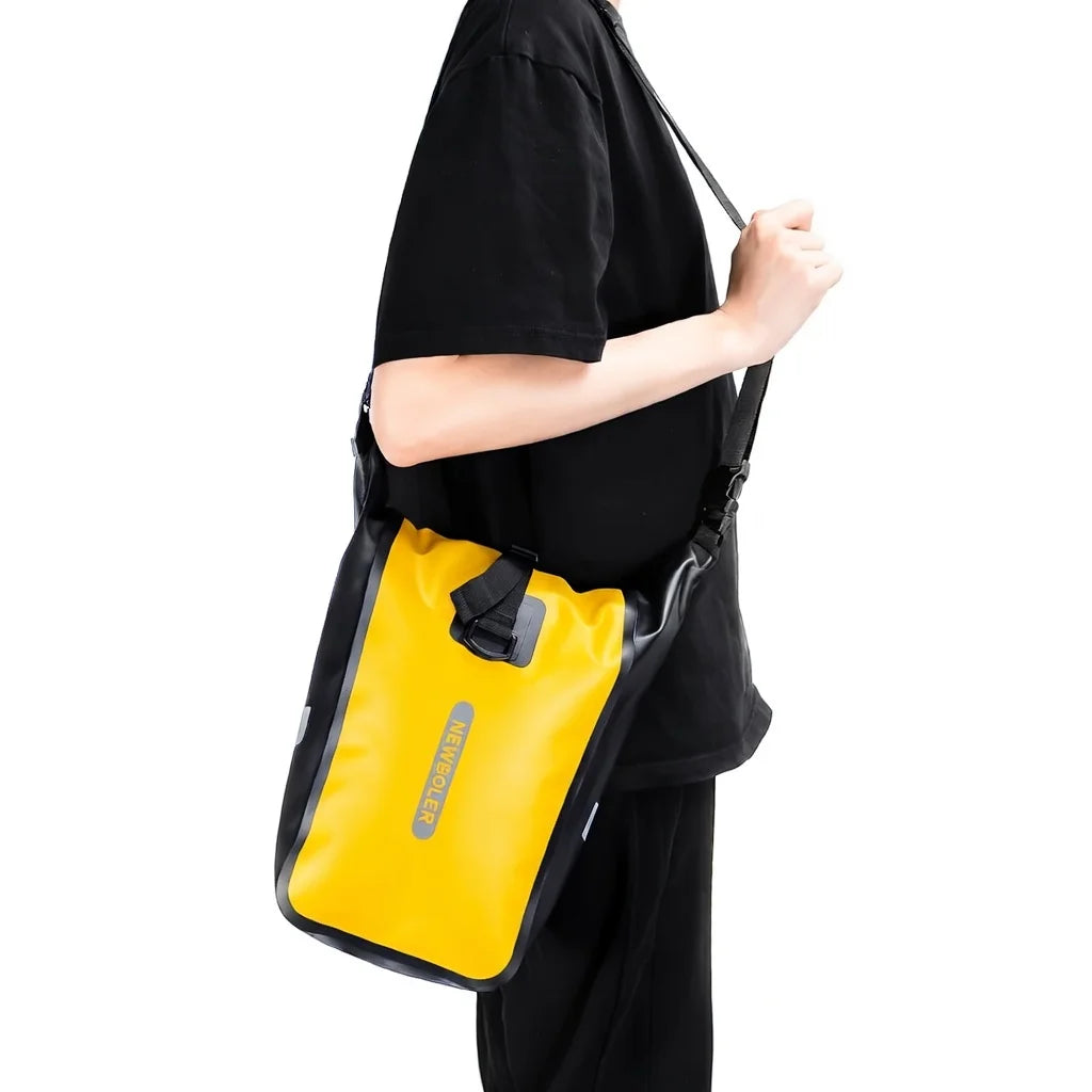 Personne portant une sacoche jaune et noire en bandouliere sur l epaule, presentee sur fond blanc.