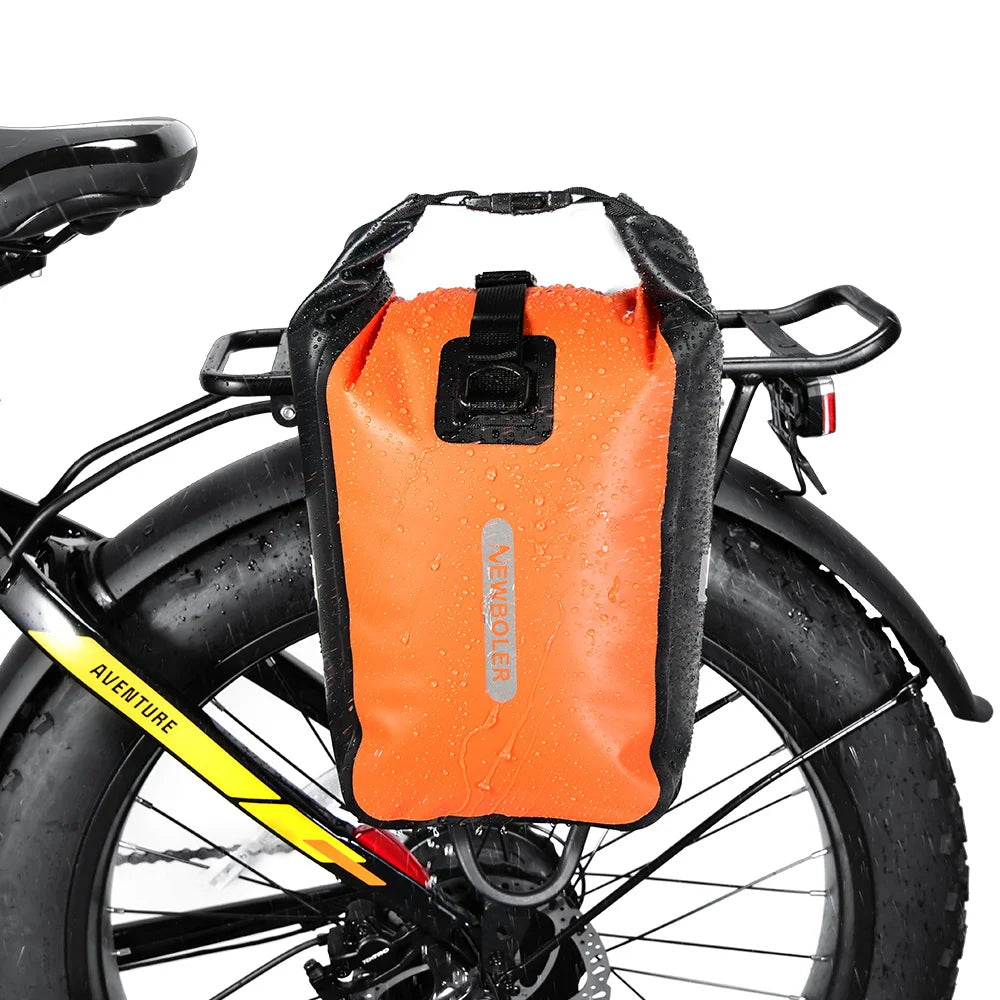 Sacoche laterale orange avec fermeture a rouleau fixee sur le porte-bagage arriere d'un fat bike.