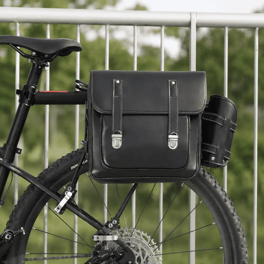 Sacoche noire avec porte-bidon lateral fixee sur le porte-bagage arriere d'un VTT.