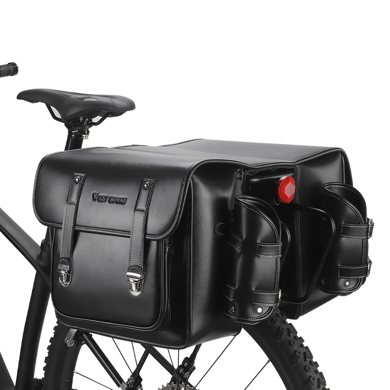 Sacoche de velo noire avec porte-bidon et feu rouge fixee sur le porte-bagage d'un VTT.