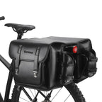 Sacoche de velo noire avec porte-bidon et feu rouge fixee sur le porte-bagage d'un VTT.