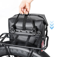 Main posant une sacoche noire sur un porte-bagage de velo, avec les clips d'attache visibles.