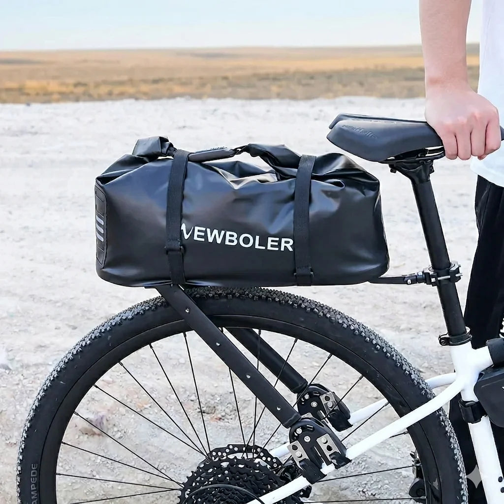 Grande sacoche noire installee sur le porte-bagage arriere d un velo tout terrain blanc dans un paysage aride