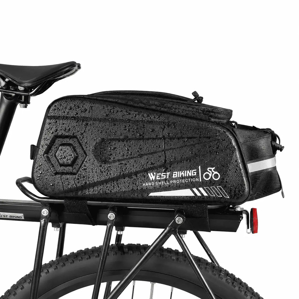Sacoche de porte bagage arriere noire impermeable avec protection rigide montee sur un velo.