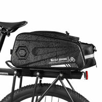 Sacoche de porte bagage arriere noire impermeable avec protection rigide montee sur un velo.