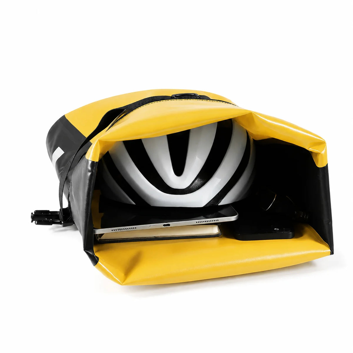 Sacoche de porte-bagage jaune ouverte montrant un casque velo blanc et une tablette ranges a l'interieur