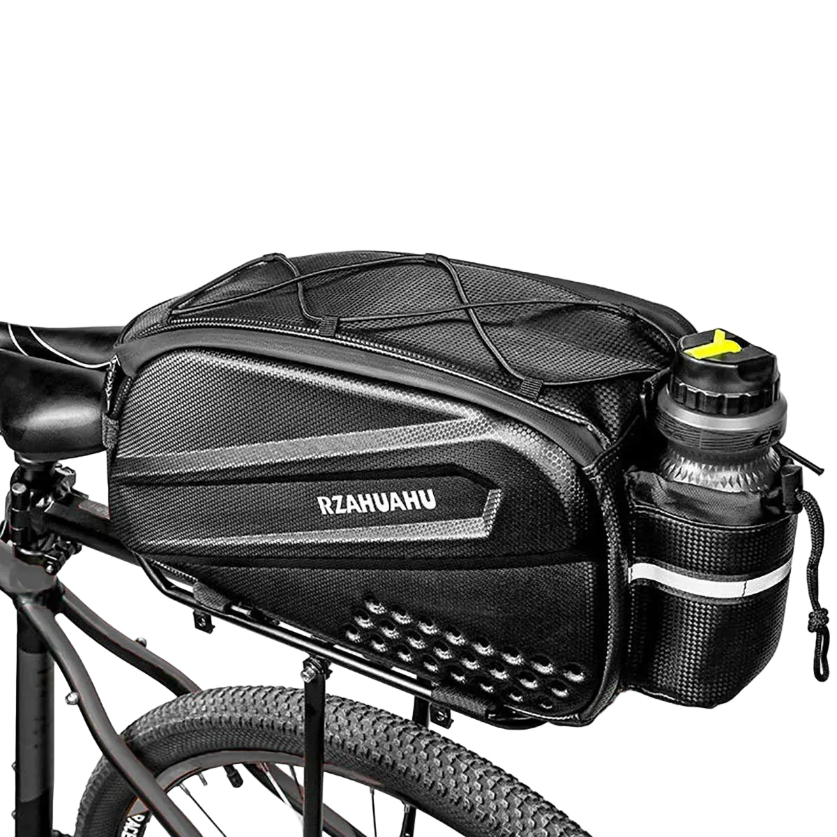 Sacoche de porte-bagage noire avec un porte-bidon integre sur le cote, fixee sur le porte-bagage d'un velo.
