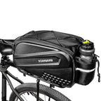 Sacoche de porte-bagage noire avec un porte-bidon integre sur le cote, fixee sur le porte-bagage d'un velo.