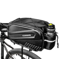 Sacoche de porte-bagage noire avec un porte-bidon integre sur le cote, fixee sur le porte-bagage d'un velo.