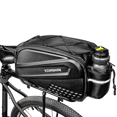 Sacoche de porte-bagage noire avec un porte-bidon integre sur le cote, fixee sur le porte-bagage d'un velo.