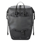 Sacoche de porte-bagage noire etanche vue de face, avec fermeture roll-top et poignee de transport, presentee sur fond blanc.
