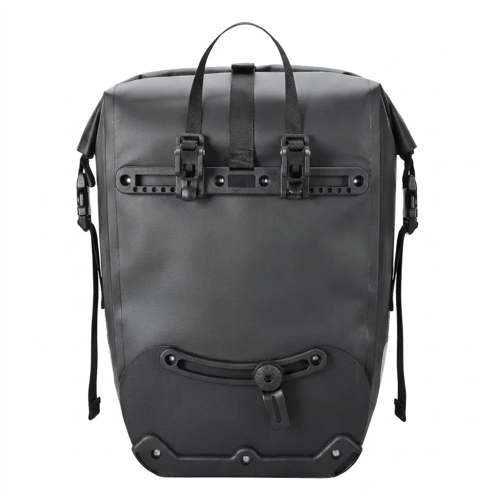 Sacoche de porte-bagage noire etanche vue de face, avec fermeture roll-top et poignee de transport, presentee sur fond blanc.
