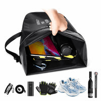 Sacoche de porte-bagage noire ouverte montrant sa capacite de rangement avec tablette, casque et accessoires de velo.