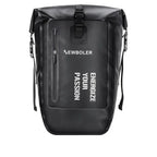 Sacoche de porte-bagage noire etanche avec fermeture roll-top et poche frontale zippee, vue de face sur fond blanc.