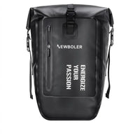 Sacoche de porte-bagage noire etanche avec fermeture roll-top et poche frontale zippee, vue de face sur fond blanc.