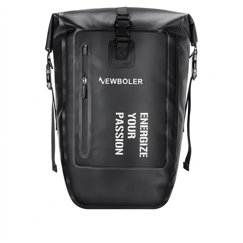 Sacoche de porte-bagage noire etanche avec fermeture roll-top et poche frontale zippee, vue de face sur fond blanc.
