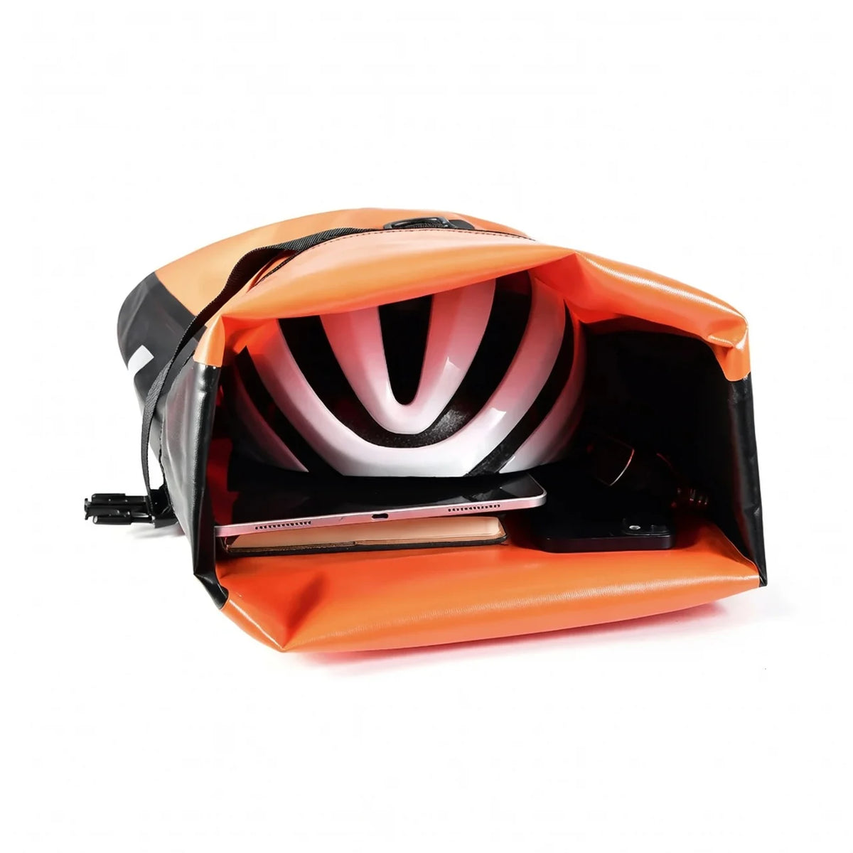 Sacoche de porte-bagage orange et noire ouverte contenant un casque de velo et un ordinateur portable, fond blanc.