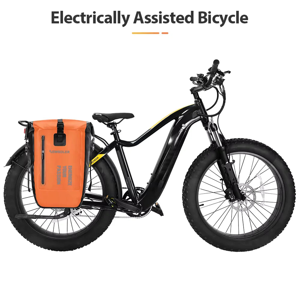 Sacoche de porte-bagage orange fixée sur un vélo électrique fat bike noir vue de côté