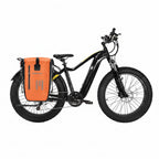 Sacoche de porte-bagage orange fixée sur un vélo électrique fat bike noir vue de côté
