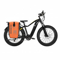Sacoche de porte-bagage orange fixée sur un vélo électrique fat bike noir vue de côté