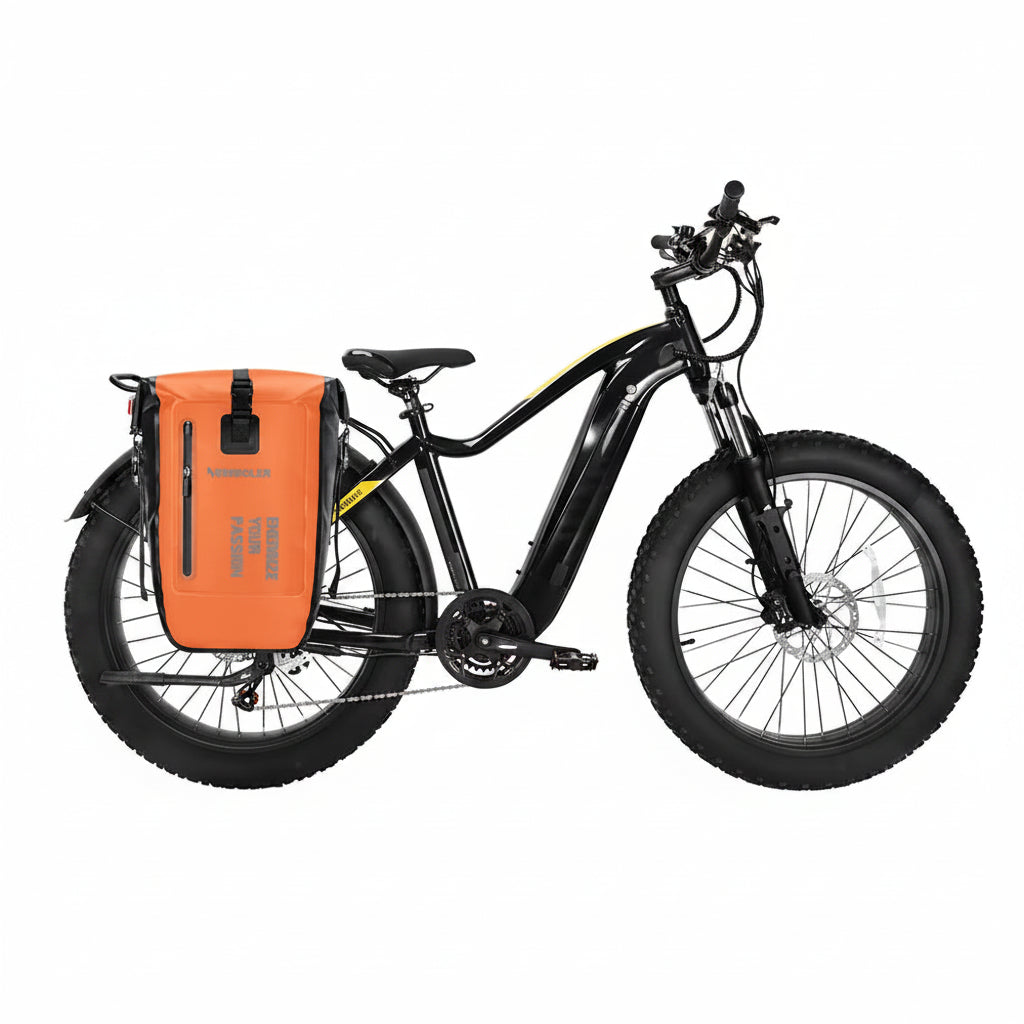Sacoche de porte-bagage orange fixée sur un vélo électrique fat bike noir vue de côté