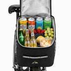 Sacoche de porte-bagage vélo isotherme ouverte installée sur un vélo, compartiment rempli de boissons et de fruits.