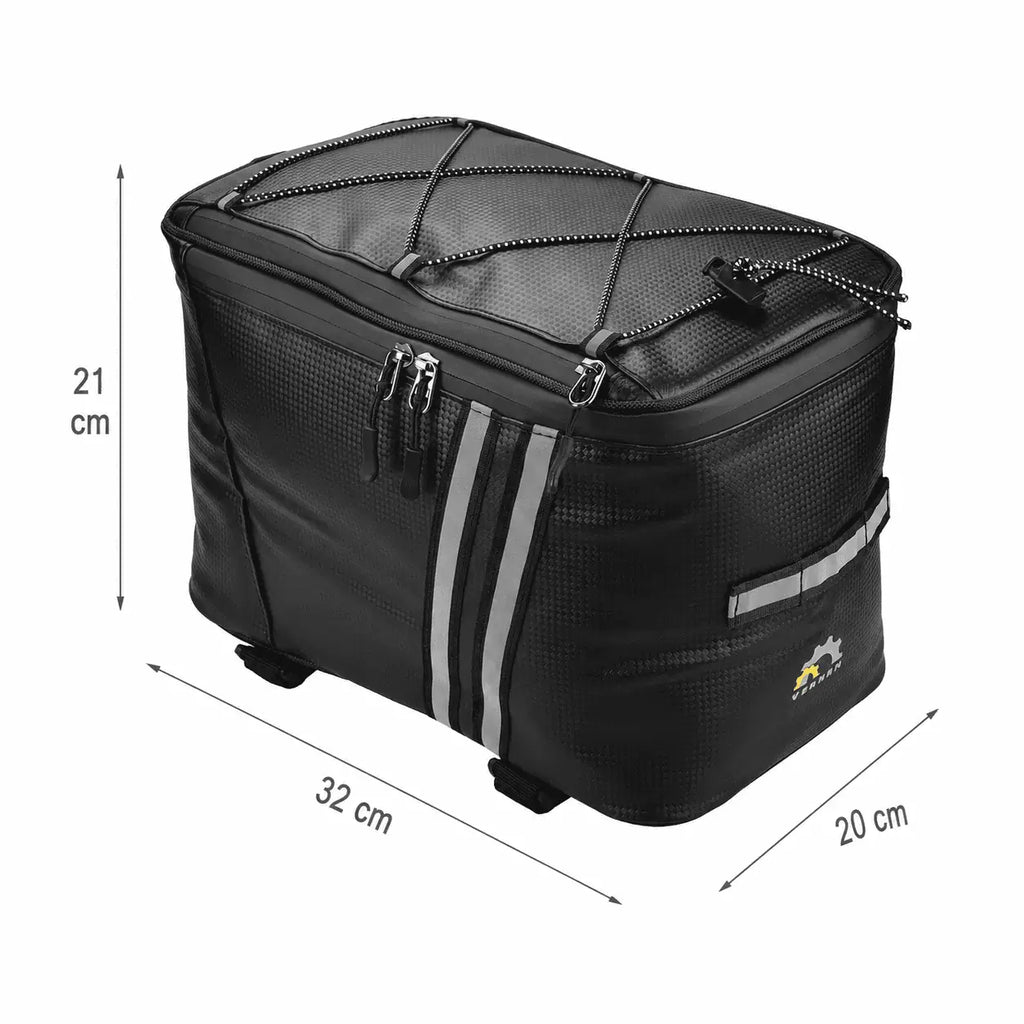 Sacoche de porte-bagage vélo noire avec dimensions indiquées et bandes réfléchissantes grises, vue de trois quarts.