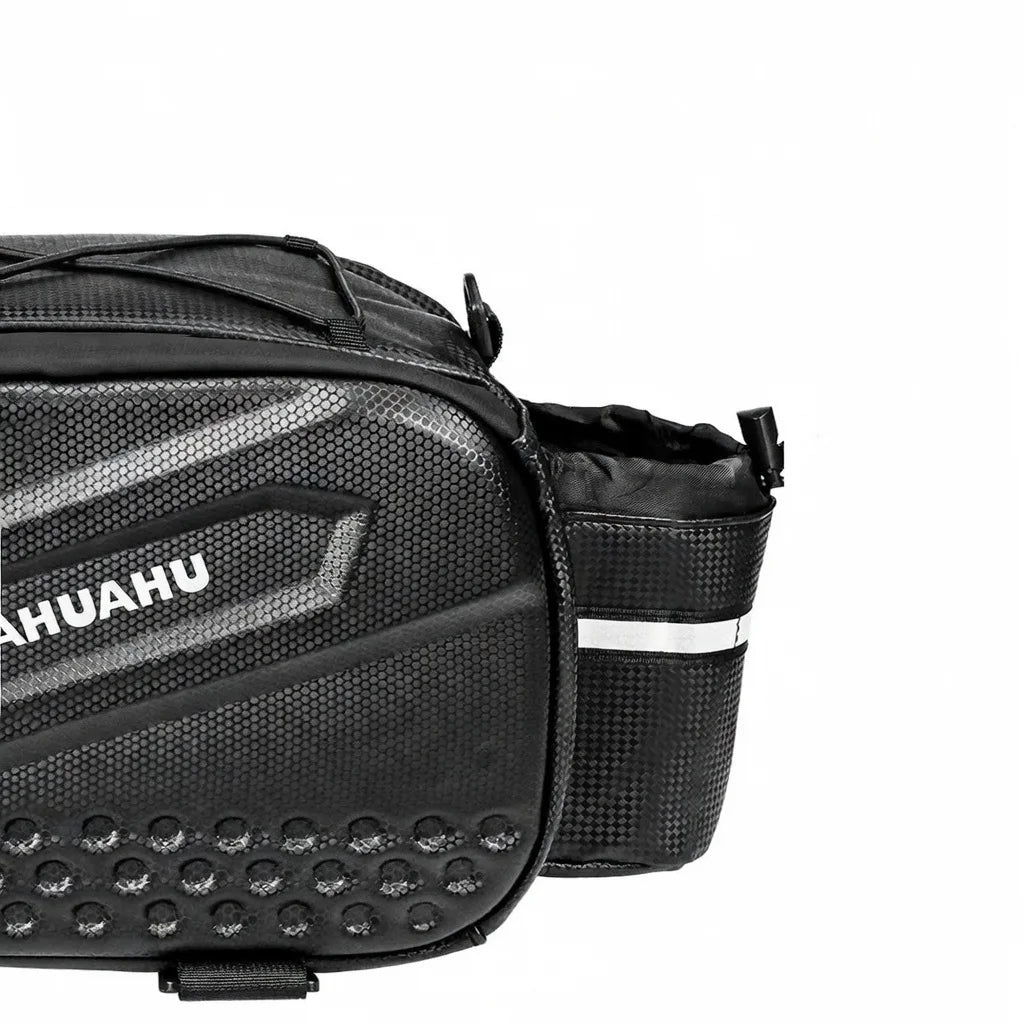 Gros plan d'une sacoche de porte-bagage vélo noire avec poche latérale à maillage et bande réfléchissante