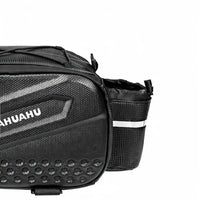 Gros plan d'une sacoche de porte-bagage vélo noire avec poche latérale à maillage et bande réfléchissante