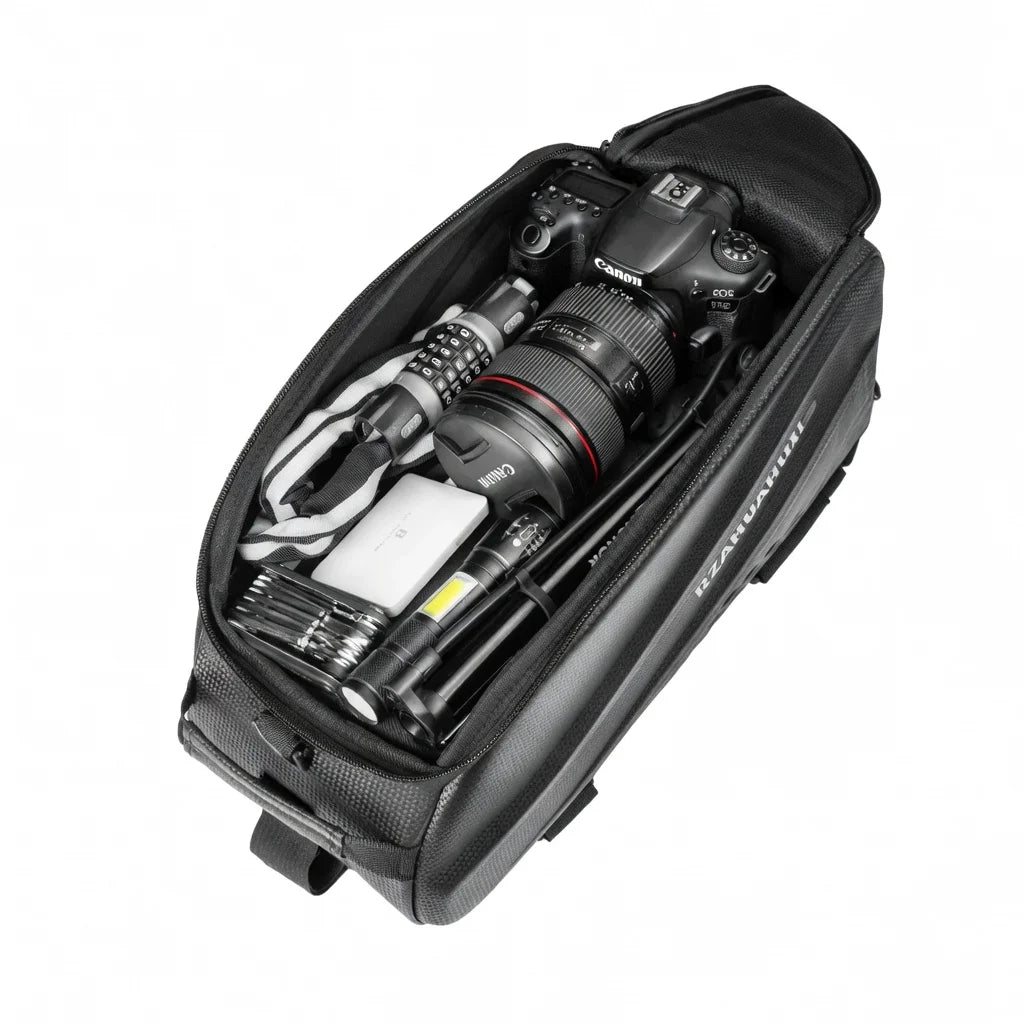 Sacoche de porte-bagage vélo noire ouverte vue de dessus avec un appareil photo et accessoires