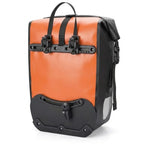 Sacoche de porte-bagage vélo orange et noire vue de côté avec système de fixation et clips