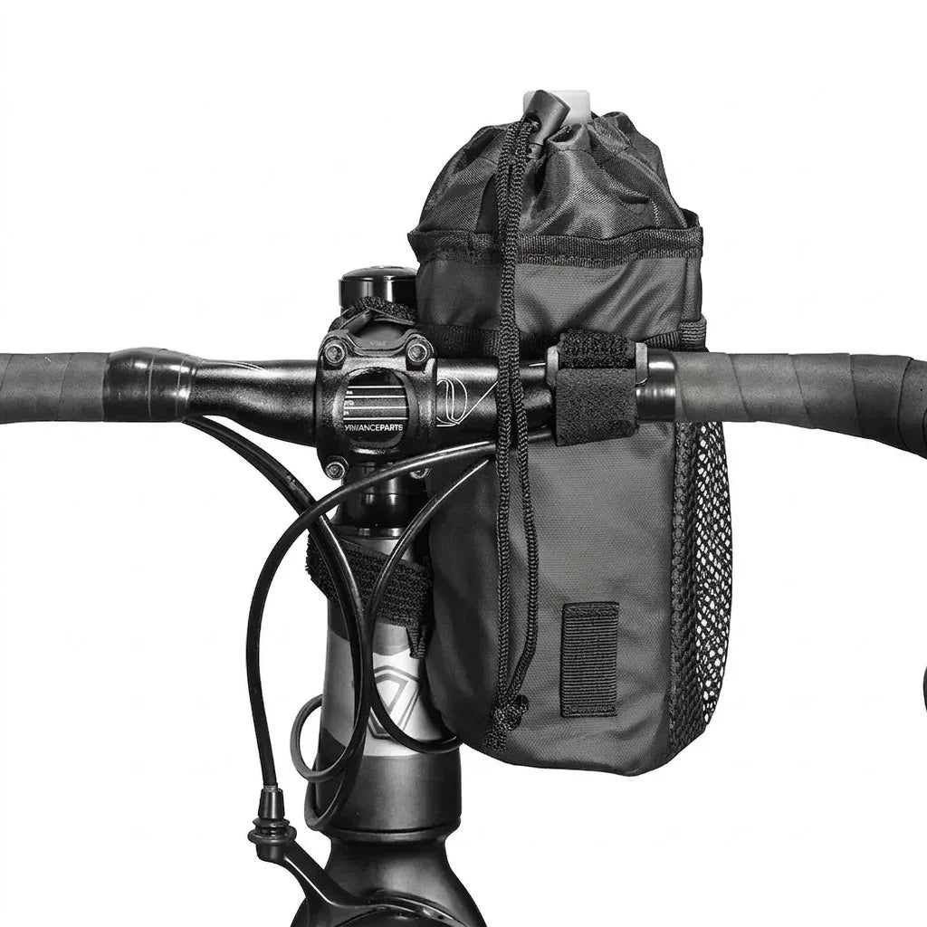 Sacoche de potence noire fixée sur le guidon d'un vélo avec poche latérale à maillage