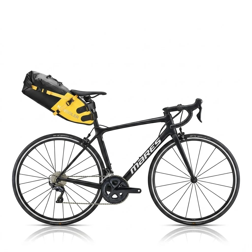 Sacoche de selle jaune et noire fixée sous la selle d'un vélo de route noir, vue d'ensemble de côté.