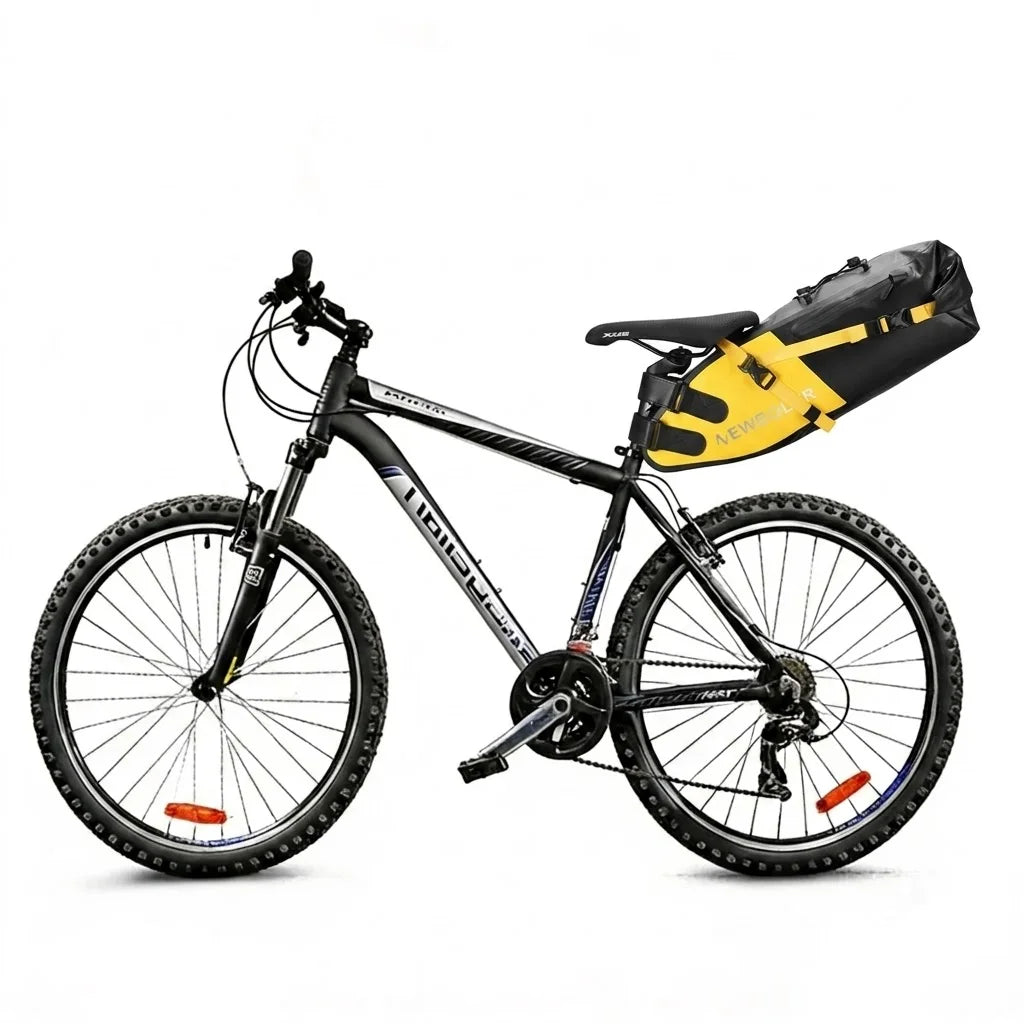 Sacoche de selle jaune et noire fixée sous la selle d'un VTT noir, vue d'ensemble du vélo sur fond blanc.