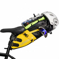 Sacoche de selle jaune installée sous la selle d'un vélo, avec un casque blanc et des lunettes de soleil attachés.