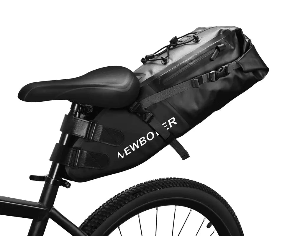 Sacoche de selle vélo étanche noire installée sur vélo