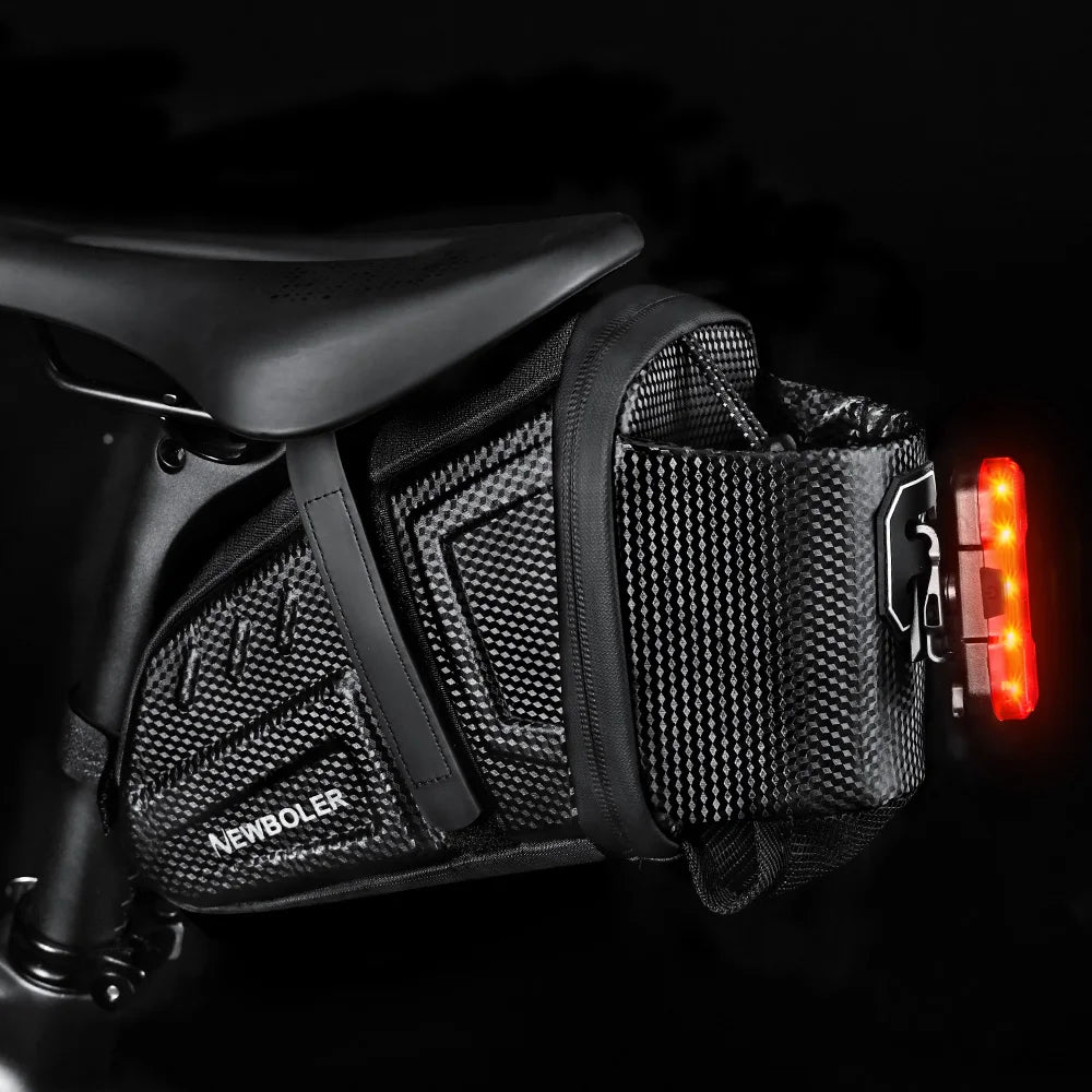 Sacoche de selle noire fixee sous la selle d un velo avec un feu arriere rouge allume