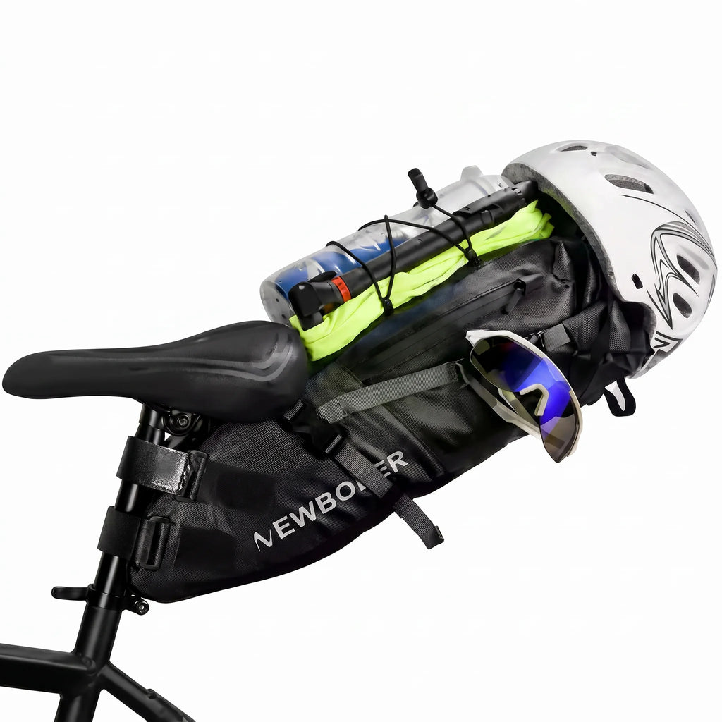 Sacoche de selle noire fixee sous la selle d'un velo, chargee avec un casque blanc et des affaires de cycliste.