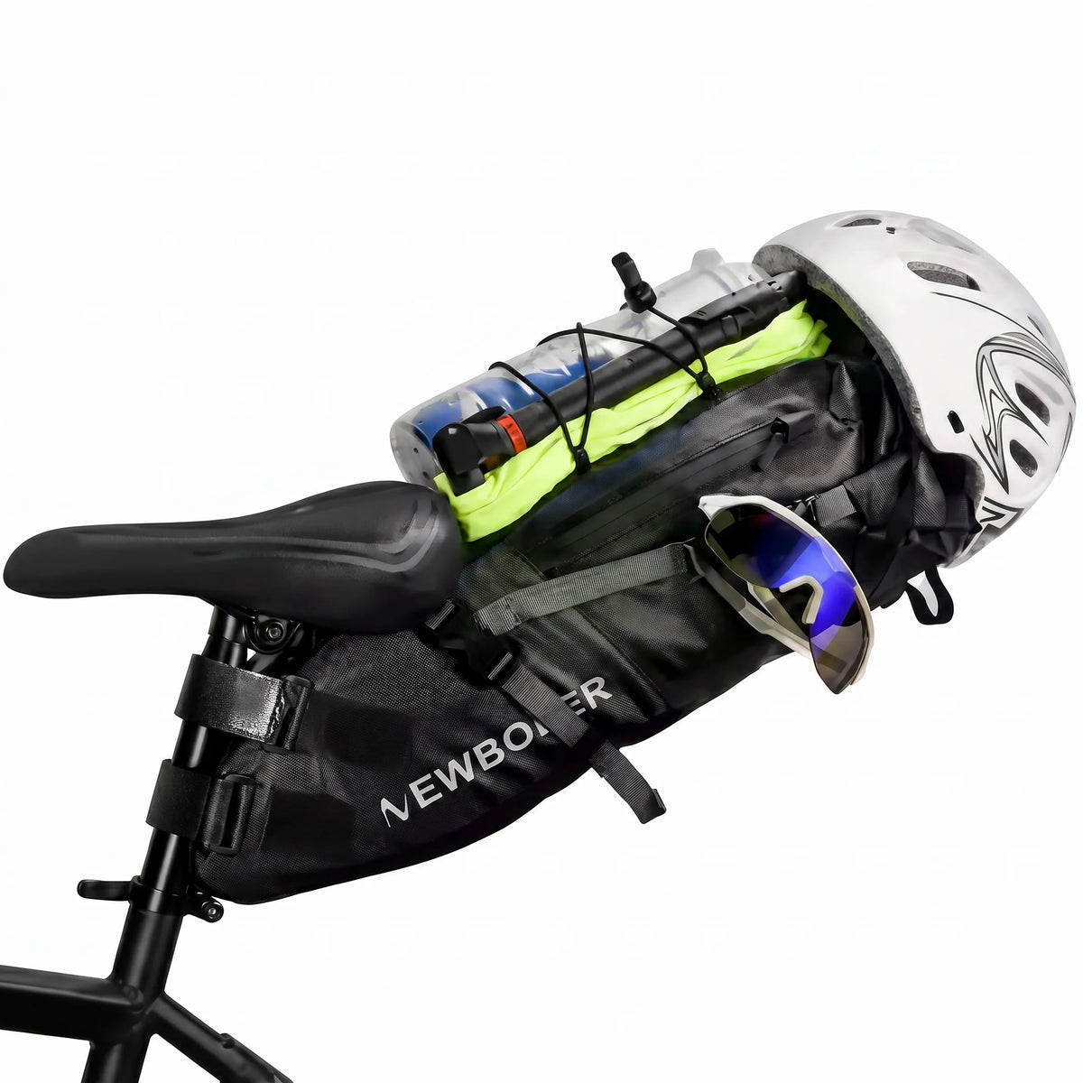 Sacoche de selle noire fixee sous la selle d'un velo, chargee avec un casque blanc et des affaires de cycliste.