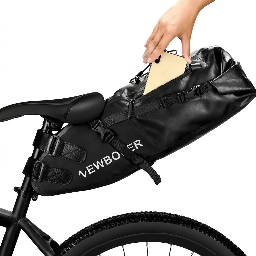 Sacoche de selle noire fixee sous la selle d'un velo, avec une main sortant un telephone de la poche superieure.