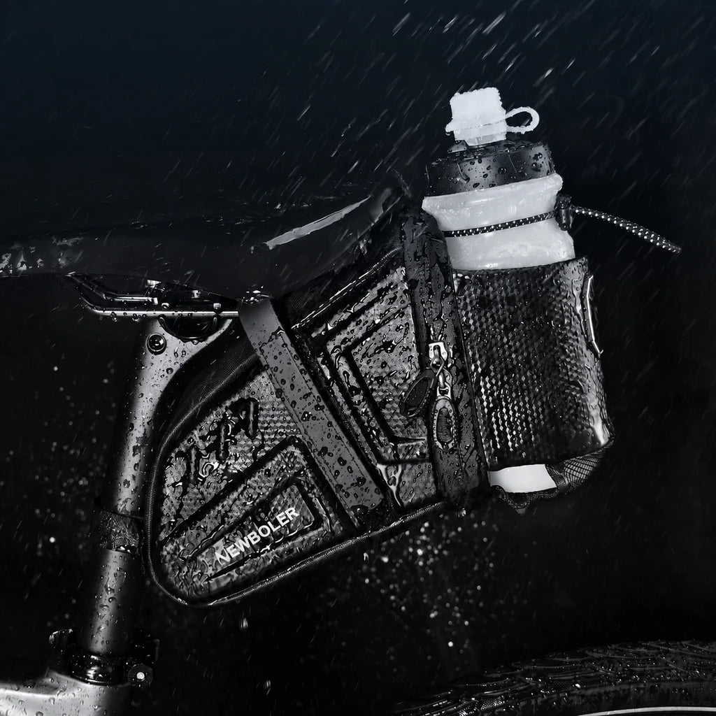Sacoche de selle vélo noire avec porte-bidon sous la pluie