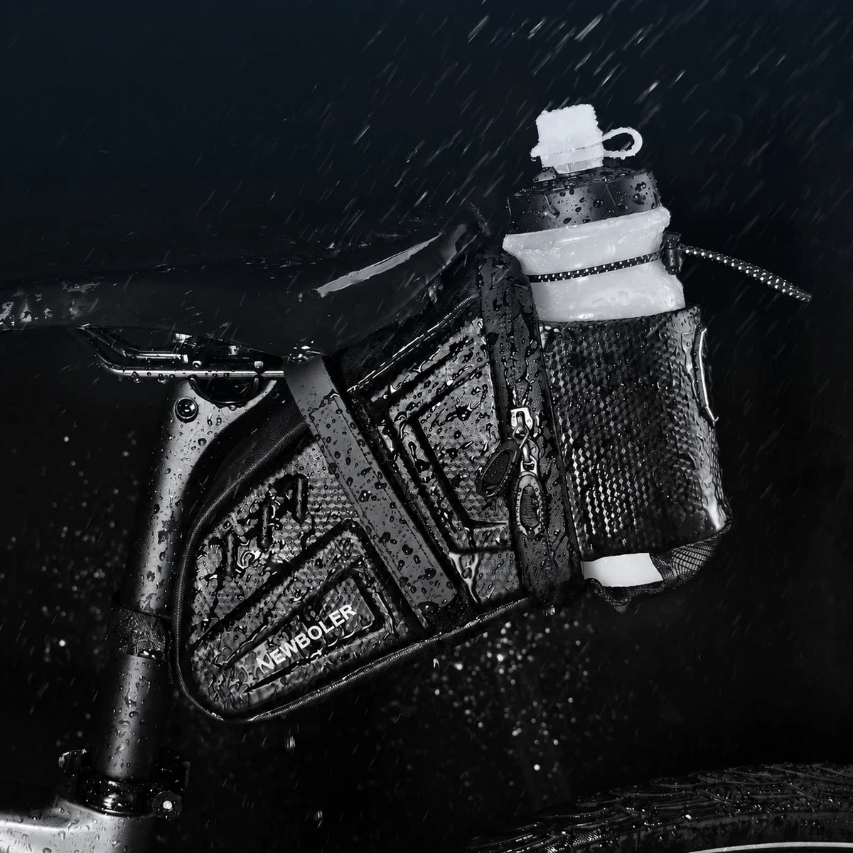 Sacoche de selle vélo noire avec porte-bidon sous la pluie
