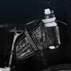 Sacoche de selle vélo noire avec porte-bidon sous la pluie